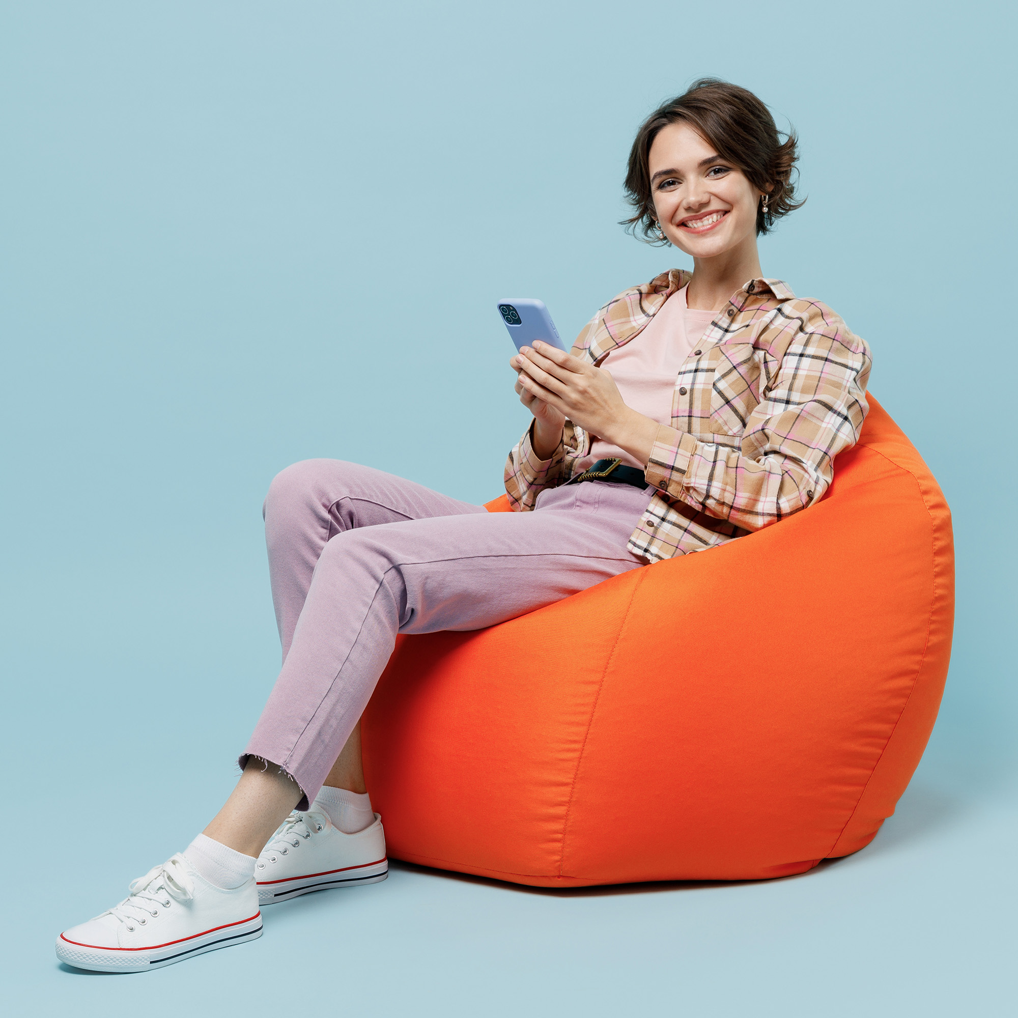 Clientă fericită folosind telefonul pentru a aplica online